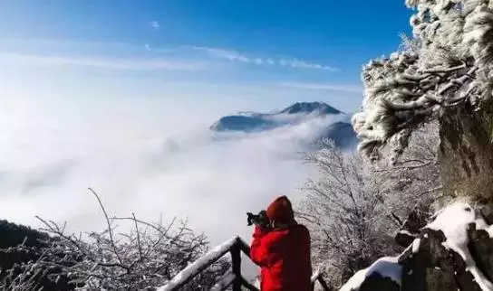 『诗词赏析』：山窗寒夜时，听雪洒竹林《名山胜景美雪图请珍藏》