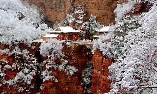 『诗词赏析』：山窗寒夜时，听雪洒竹林《名山胜景美雪图请珍藏》