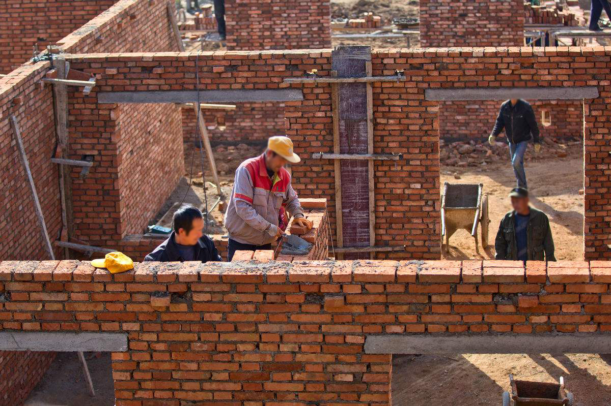 处理农村宅基地使用纠纷，通常以不影响他人为前提