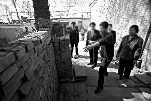 处理农村宅基地使用纠纷，通常以不影响他人为前提