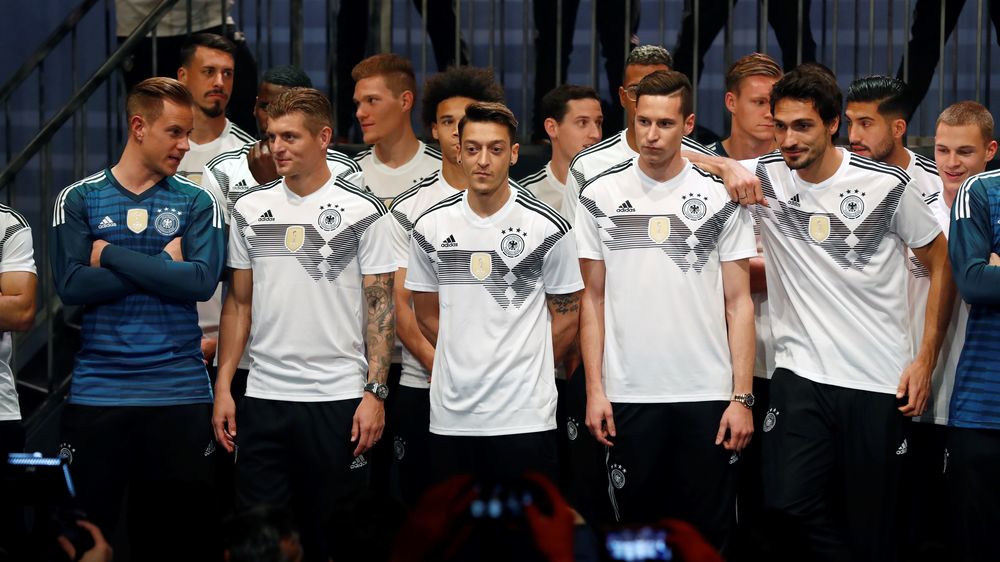2014世界杯德国队队服(德国队世界杯球衣300万件销量让阿迪达斯贪心，吃独食惹恼小伙伴)