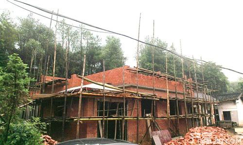 处理农村宅基地使用纠纷，通常以不影响他人为前提