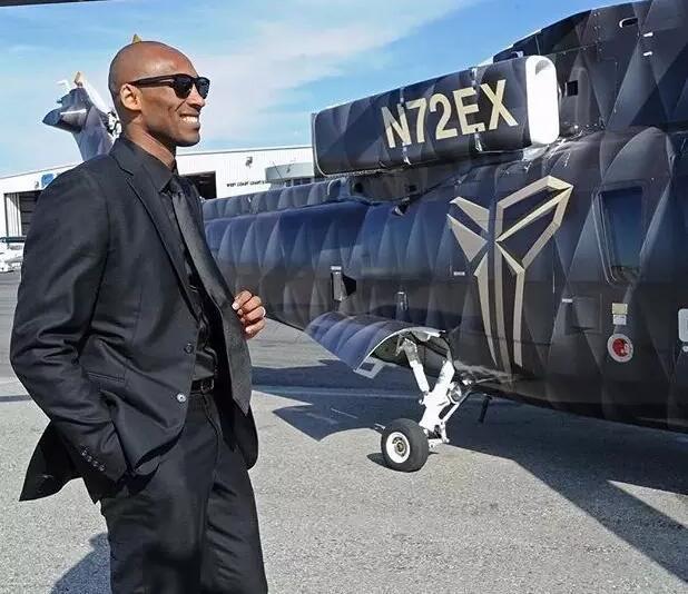 科比穿西装在飞机旁摆拍,网友直呼真帅!