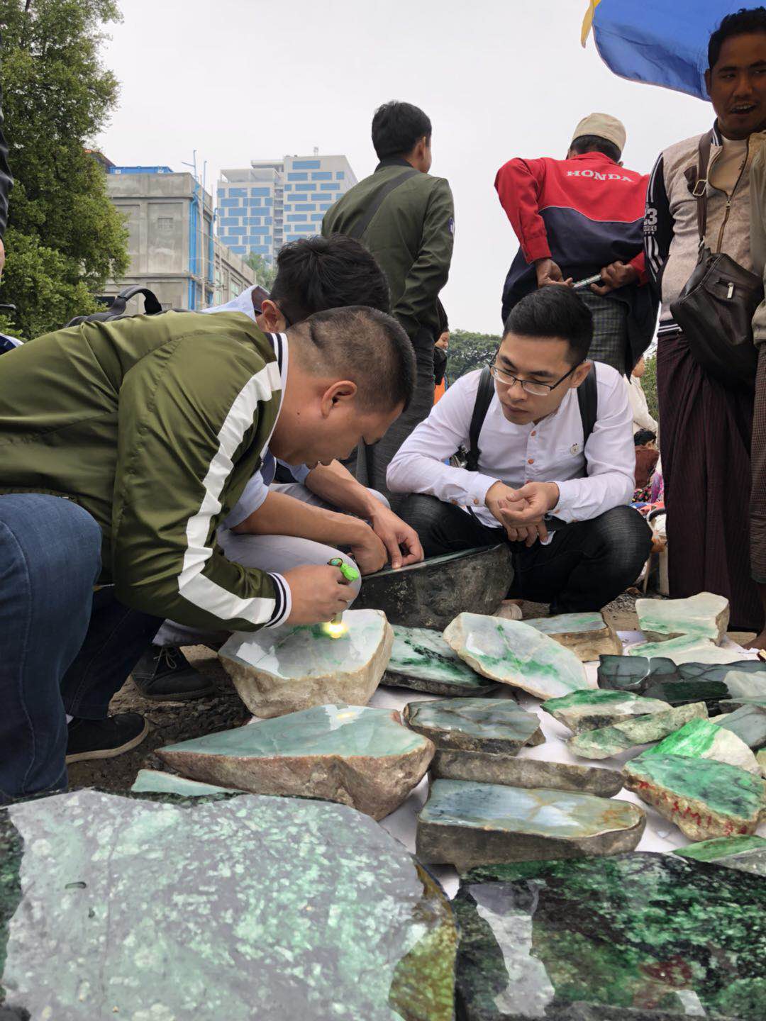 哪个地方批发翡翠原石(对庄团队深入缅甸瓦城淘货,角湾市场捡漏满阳绿