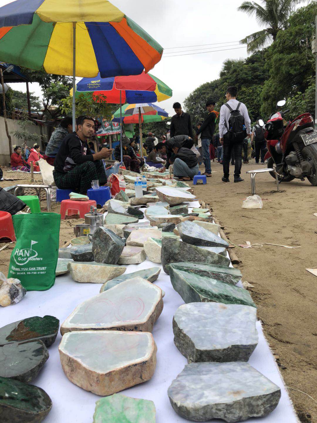 哪個地方批發翡翠原石(對莊團隊深入緬甸瓦城淘貨,角灣市場撿漏滿陽綠