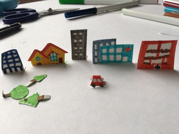 儿童玩具有移动小汽车的迷你城市
