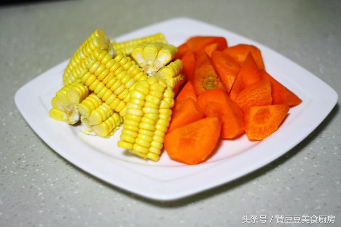 适合多给家人煲的滋补汤（滋补玉米排骨胡萝卜汤制作方法）