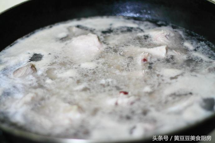 适合多给家人煲的滋补汤（滋补玉米排骨胡萝卜汤制作方法）