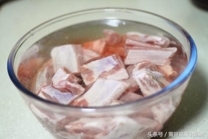 适合多给家人煲的滋补汤（滋补玉米排骨胡萝卜汤制作方法）