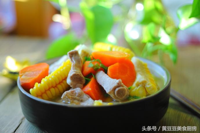 适合多给家人煲的滋补汤（滋补玉米排骨胡萝卜汤制作方法）