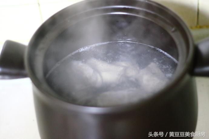 适合多给家人煲的滋补汤（滋补玉米排骨胡萝卜汤制作方法）