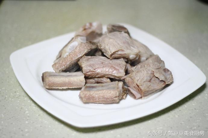 适合多给家人煲的滋补汤（滋补玉米排骨胡萝卜汤制作方法）