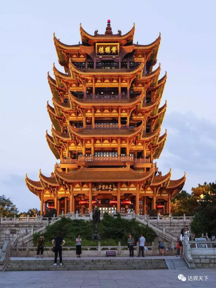 黄鹤楼楼外铸铜黄鹤造型,胜像宝塔,牌坊,轩廊,亭阁等一批辅助建筑,将