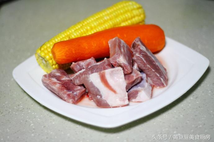 适合多给家人煲的滋补汤（滋补玉米排骨胡萝卜汤制作方法）