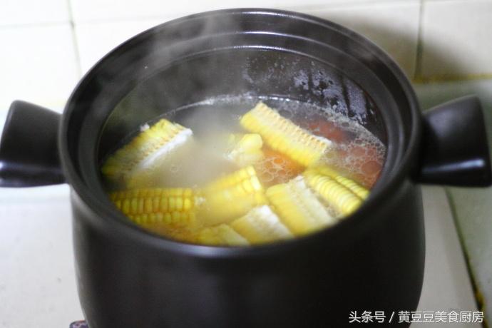 适合多给家人煲的滋补汤（滋补玉米排骨胡萝卜汤制作方法）
