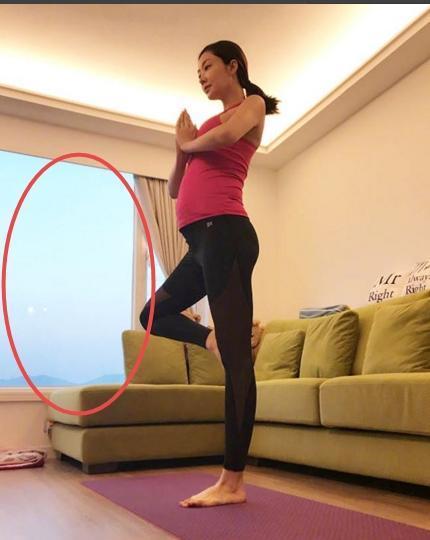 孕妈熊黛林不堪噪音困扰，肚子上放抱枕给宝宝隔音？
