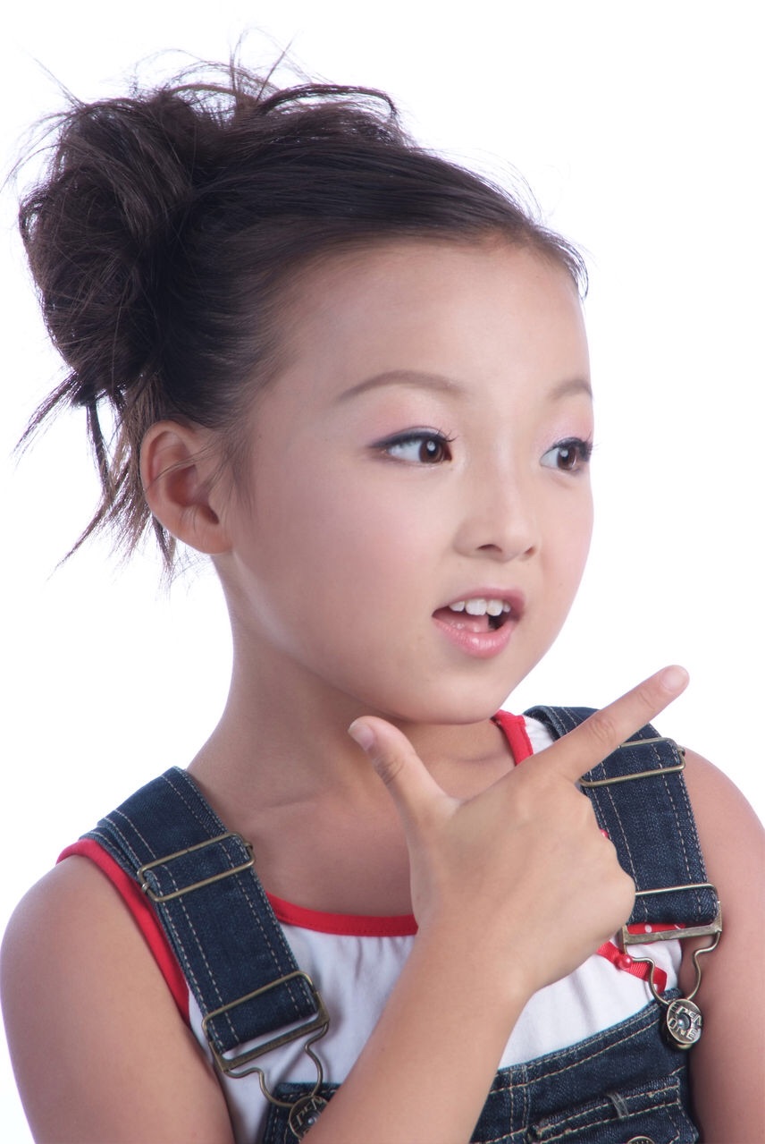 2004年5月,4岁的孔莹参加山东卫视《超级小精灵》节目,获最高人气小