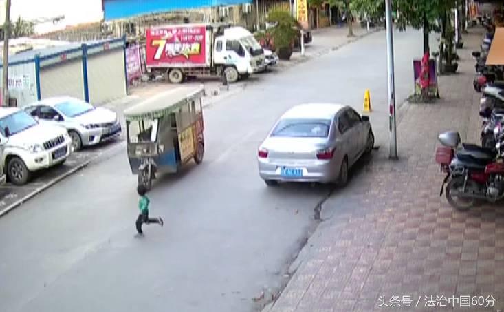 红衣小男孩(男孩街头玩耍遭遇车祸原地打滚无人救援，红衣小哥哥奋勇上前搭救)