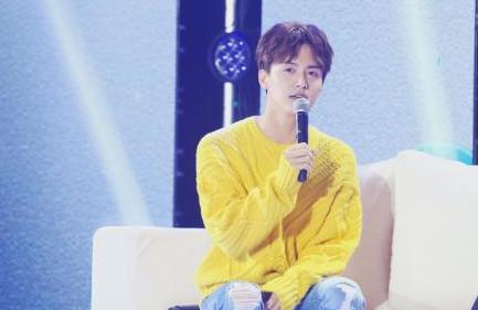 王俊凯黄衣服图片欣赏(王俊凯和张翰等男生的黄颜色外套，在冬天穿合适吗？)