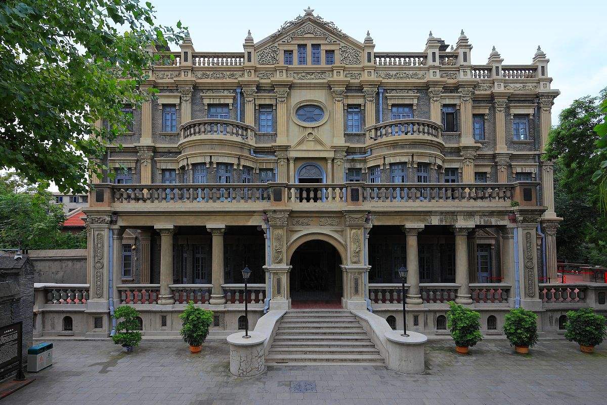 67676767位于沈河区故宫南侧的朝阳街少帅府巷48号,为一方形