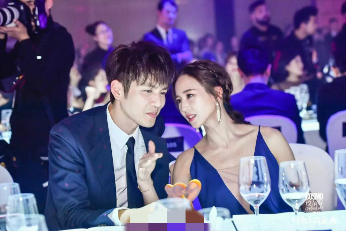 钟汉良与张钧甯上演偶像剧桥段,陆励成给苏蔓披外套)