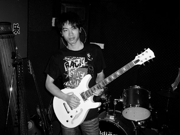 自学吉他能学会吗？说下当年我们自学吉他的囧经历？！