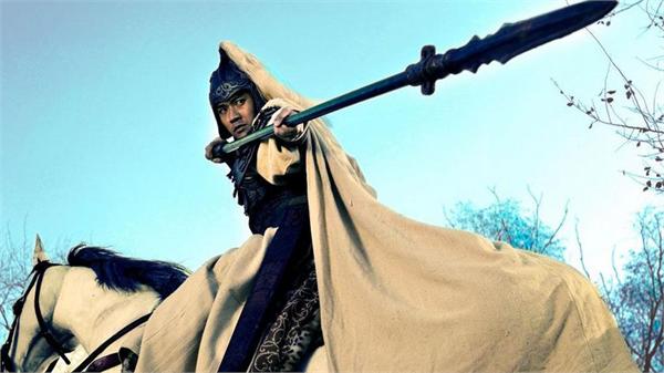 刘表岂有不允之理,于是刘备与关羽,张飞,赵云等兄弟,率人马到了江夏.