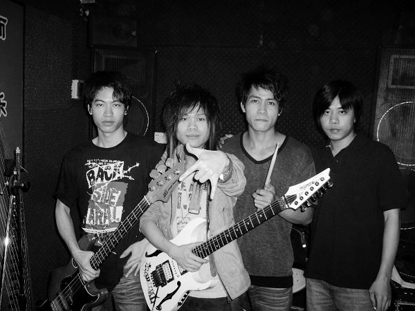 自学吉他能学会吗？说下当年我们自学吉他的囧经历？！