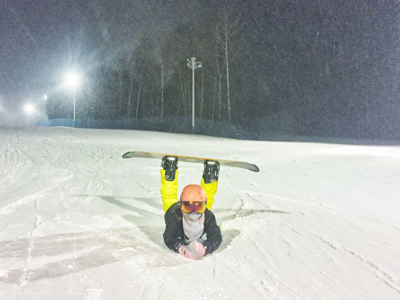 滑雪单板包括哪些类型(冬季滑雪小白科普贴，单板双板哪种更好玩)