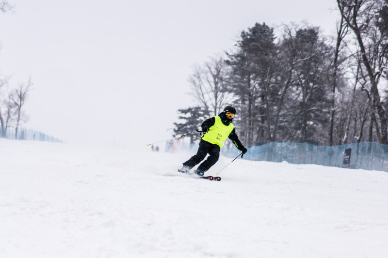 滑雪单板包括哪些类型(冬季滑雪小白科普贴，单板双板哪种更好玩)