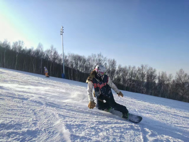 小孩学滑雪是学单板还是双板好(冬季滑雪小白科普贴，单板双板哪种更好玩)