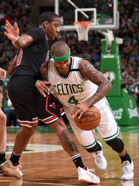 为什么nba球员总换鞋(球星也爱迷信！詹皇曾多次中场换鞋，地表最强175换鞋后有如神助)