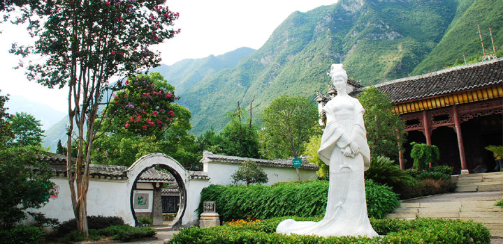 王昭君是西汉南郡秭归(今湖北省宜昌市兴山县)人,南郡秭归今被分为