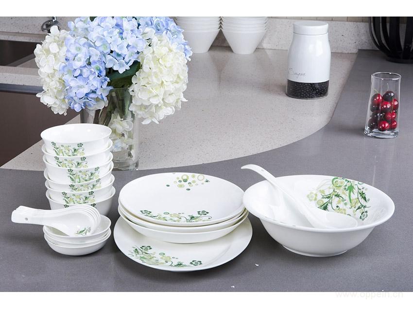 从古至今餐具的材质也在不断的丰富,从木质餐具,竹制餐具到陶制餐具