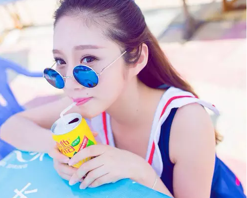 “贱”之讽喻：社会现象背后的女性形象扭曲与反思