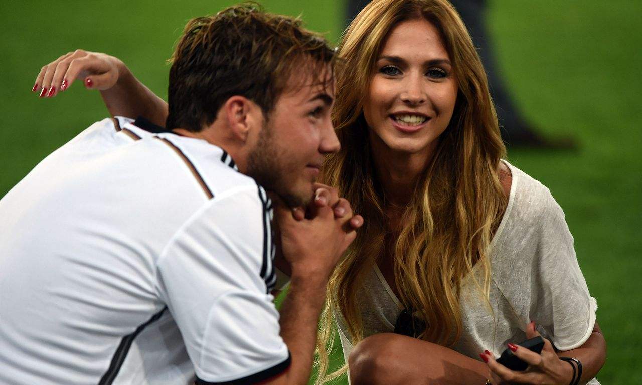 格策世界杯亲吻凯瑟琳(德国绝杀英雄格策好幸福 和未婚