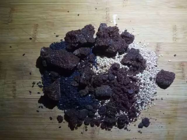 不会流动的烫面糖油糕，浓浓的芝麻香，越吃越爱吃，根本停不下来