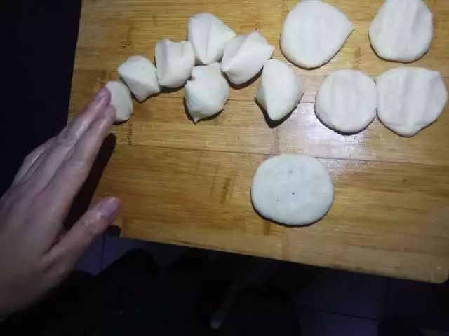 不会流动的烫面糖油糕，浓浓的芝麻香，越吃越爱吃，根本停不下来