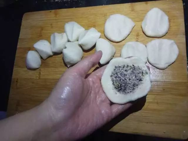 不会流动的烫面糖油糕，浓浓的芝麻香，越吃越爱吃，根本停不下来