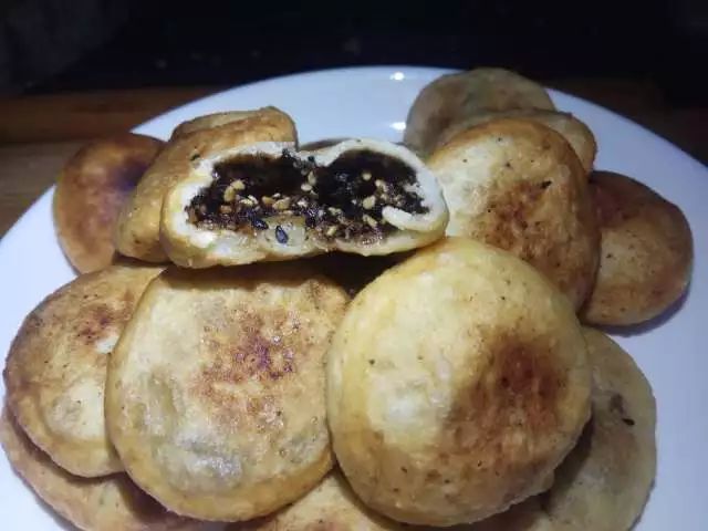 不会流动的烫面糖油糕，浓浓的芝麻香，越吃越爱吃，根本停不下来