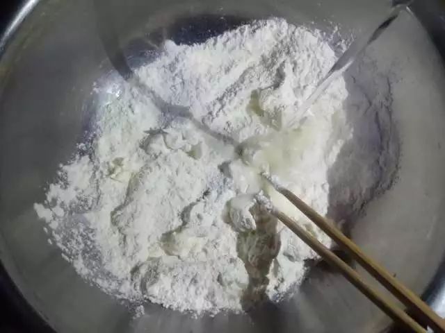 不会流动的烫面糖油糕，浓浓的芝麻香，越吃越爱吃，根本停不下来