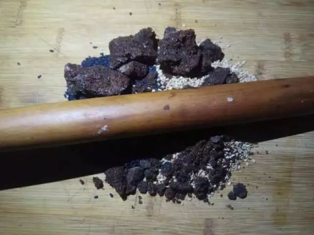 不会流动的烫面糖油糕，浓浓的芝麻香，越吃越爱吃，根本停不下来