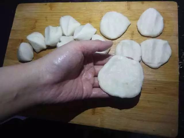 不会流动的烫面糖油糕，浓浓的芝麻香，越吃越爱吃，根本停不下来