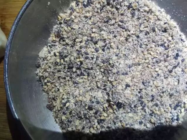 不会流动的烫面糖油糕，浓浓的芝麻香，越吃越爱吃，根本停不下来