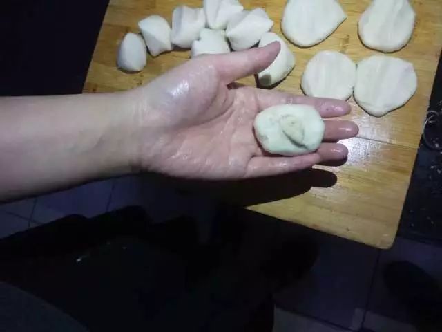 不会流动的烫面糖油糕，浓浓的芝麻香，越吃越爱吃，根本停不下来