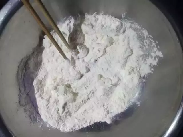 不会流动的烫面糖油糕，浓浓的芝麻香，越吃越爱吃，根本停不下来