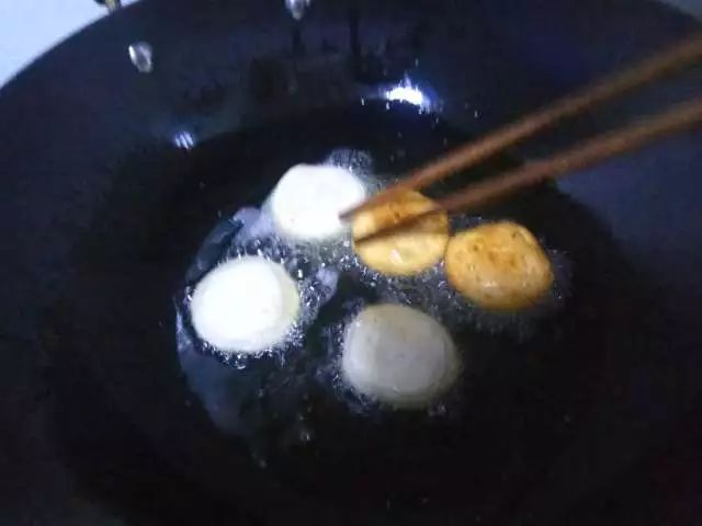 不会流动的烫面糖油糕，浓浓的芝麻香，越吃越爱吃，根本停不下来