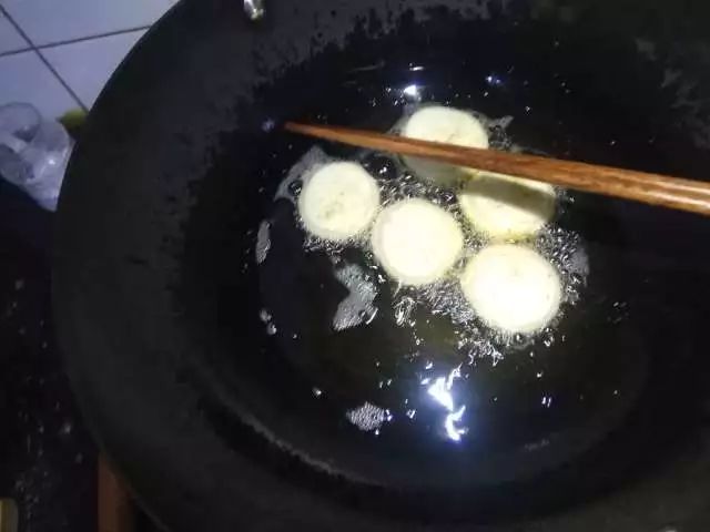 不会流动的烫面糖油糕，浓浓的芝麻香，越吃越爱吃，根本停不下来