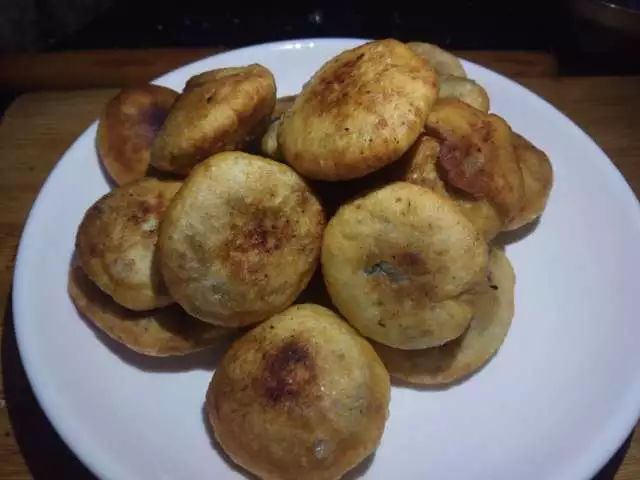 不会流动的烫面糖油糕，浓浓的芝麻香，越吃越爱吃，根本停不下来