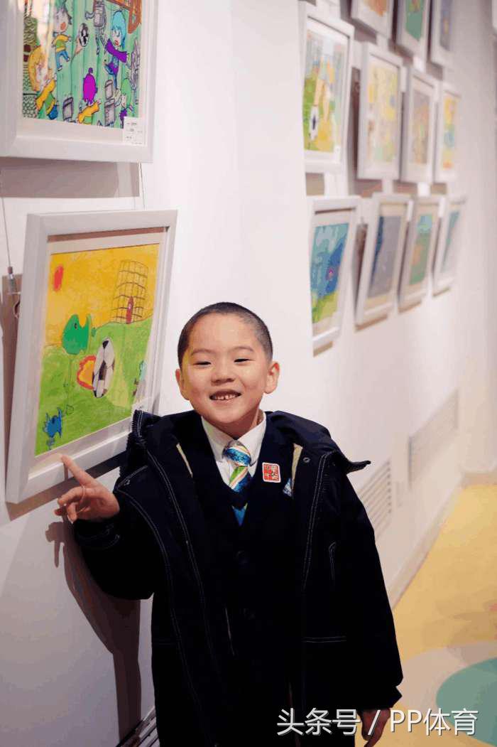 足球画儿童(北京798举办最特别展览：足球为题 小朋友放飞梦想灵魂作画)